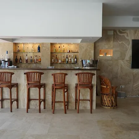 Дом отдыха Huge Golf And Mansion 8 Min From Puerto Banus